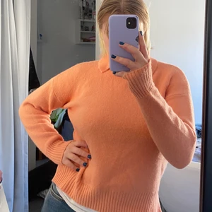 Tröja  - Fin tröja i typ rosa/orange, säljer på grund av aningen för liten i passformen💜 men passar som sagt till de mesta, och en underbar tröja att ha i sommar 😆😆 köparen står för frakt, priset kan diskuteras 🛵