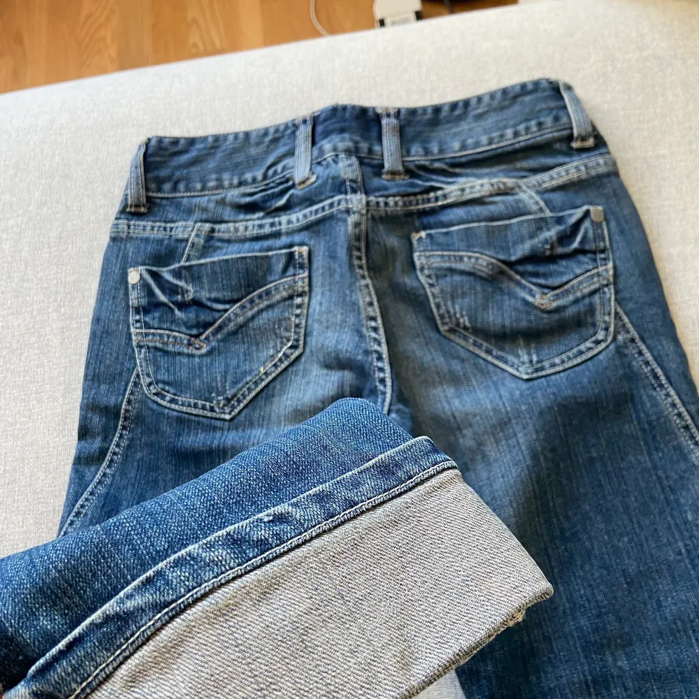 Riktigt snygga lowrise jenas i storlek XS. Tjockt fint material och är nästan helt oanvända. Hojta till om du är intresserad.. Jeans & Byxor.