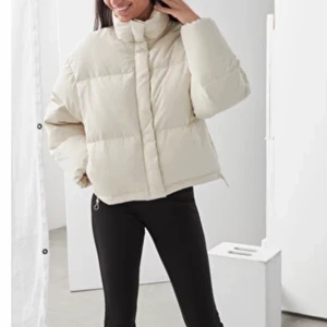 Puffer jacka - Säljer denna jättefina jacka från & other stories. Nypris låg på 1700kr. Köpt förra vintern så den är i toppen skick. Jättemysig och oversized, strl 38