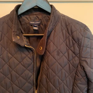 Ralph Lauren jacka - Superfin RL jacka. Storlek XL barn. Marinblå. Passar perfekt till ridning, eller bara som utejacka. Superbra skick