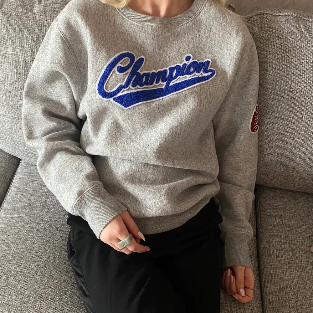 En unik Champion tröja strl Xs. Använt 1 gång så man kan säga att den är helt ny. Helt slutsåld på Urban Outfitters. 600kr + frakt 79kr. Ganska oversize så passar även en S beroende på hur man vill ha den.. Neuletakit & Villapaidat.