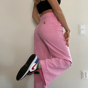 Linnebyxor Zara - Säljer mina favorit kostym byxor från Zara i linne- blandning. Använda 1-2 gånger! Såå fin färg, bruna knapp- detaljer bak, vida ben. Passar perfekt till mig som är 1.64. De är i storlek XS