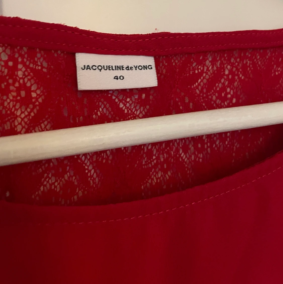 Röd blus med spets i ryggen - 91