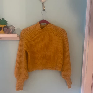 Stickad croppad tröja - En superfin stickad tröja från Pernilla Wahlgrens kollektion med Ullared. Frakt tillkommer❤️