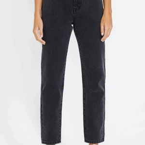 Jeans - Säljer dessa snygga Mom jeansen från gina, för små för mig därav aldrgi använda! Nypris 499 säljer för 150+frakt