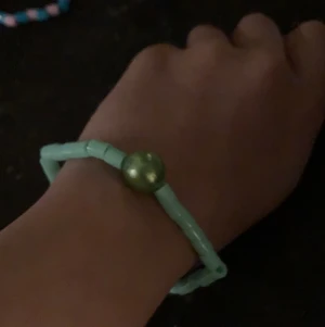 Armband ❤️✨ - Ett jätte fint grön/turkost armband med stor pärla i mitten endast 6 kr plus 12 kr frakt ❤️✨ny gjort ✨