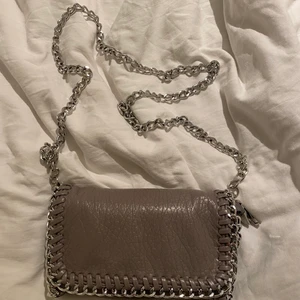 Tiamo väska - Jag säljer en superfin grå tiamo väska som inte kommer till användning längre💓 pris kan diskuteras!