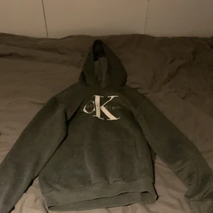 Calvin Klein hoodie  - Skit snygg Calvin Klein hoodie storlek m pris 300