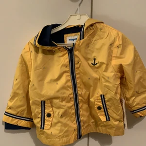 Jacka - Jacka m luva och zip, något regntålig. Helt nytt kollektionsprov 