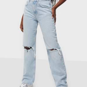 Säljer mina jeans från Gina tricot i modellen 90s straight leg. Säljer dom pga att de har blivit för små. De är i väldigt bra skick, skriv för bilder och info🤍 nypris: 600kr