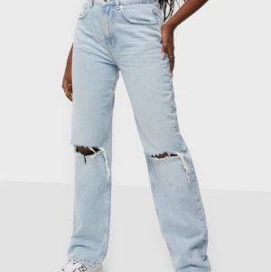 Straight jeans  - Säljer mina jeans från Gina tricot i modellen 90s straight leg. Säljer dom pga att de har blivit för små. De är i väldigt bra skick, skriv för bilder och info🤍 nypris: 600kr