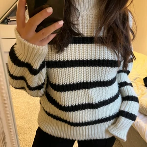 Randig stickad tröja, HM - Randig stickad tröja från HM, får inte så mycket användning av den. 