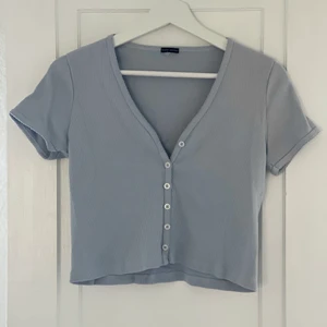 Topp från brandy Melville  - Jättegullig ljusblå topp från Brandy Melville, köpt i London! Säjer den den inte kommer till användning längre 