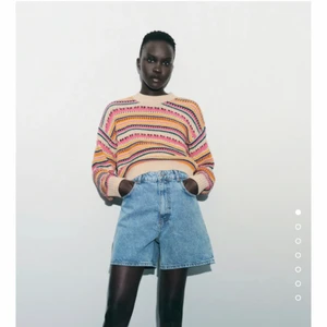 Stickad färgglad tröja - Stickad färgglad tröja från zara. Den är i perfekt skick och är använd 1 gång. Har inte fått någon användning för den men tycker fortfarande att den är väldigt fin och önskade att jag hade mer användning för den. Har den i storlek S och brukar vanligtvis ha S. Sitter normalt för storlek S, är inte överdrivet  oversize men sitter ändå lite löst vilket jag tycker är snyggast (sitter som på bilden). 