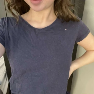 Tommy helfigur t shirt  - Snygg t shirt ifrån Tommy hilfiger