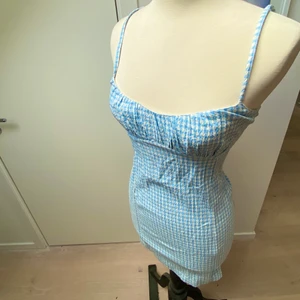 Klänning- blå och vit rutig - Helt oanvänd superfin klänning från pull and bear! Jättesöt och sitter väldigt fint. Storlek M men väldigt liten i storleken så passar definitivt en S! 💙