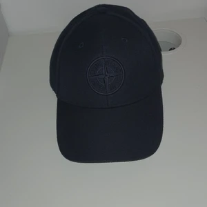 Stone Island Keps mörkblå - Använt några gånger inga synliga skador Nypris: 1200kr