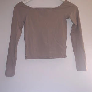 Beige tröja från Gina  - Fin Tröja från Gina, använd några gånger men inte riktigt min smak. Är i använt skick. Säljer för 30kr+frakt 