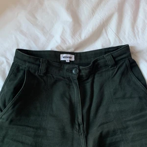 Gröna jeans  - Gröna jeans från Weekday! Knappt använda och sitter superfint! Storlek 36 och frakt tillkommer❤️