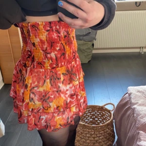 ginatricot kjol - säljer en jättefin kjol från ginatricot, 100kr plus frakt💕