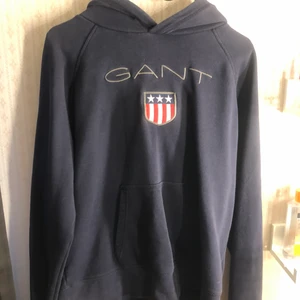 Gant hoodie - En mörkblå gant hoodie i storlek 176/ medium. Hoodien är ganska mycket använd och därför är priset lågt. Passar alla stilar och även tjej som kille😊