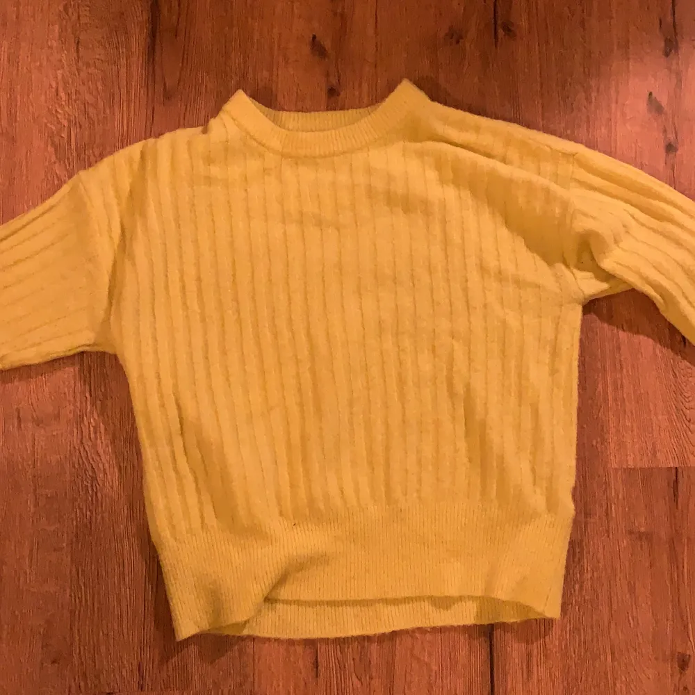 en jättefin och skön gul tröja ifrån bikbok. Är i storlek XS men skulle säga att den sitter mer som en S. säljer den nu för den intr kommer till användning💓 . Tröjor & Koftor.