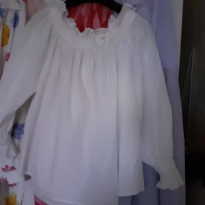 Storlek M - Vit somrig kjorta med ballong ermar❤