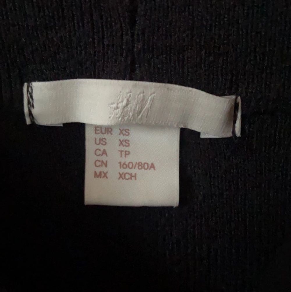 Svart stickad off shoulder tröja. Köpt på h&m för flera år sedan, aldrig kommit till användning då jag har många likadana. Bra skick inga skador eller slitage. Passar er med Small & Medium också! ☺️. Tröjor & Koftor.