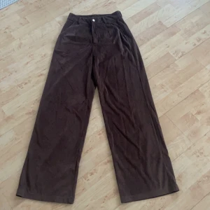 Bruna kostymbyxor - Hej! Intressekoll för mina helt oanvända bruna kostymbyxor ifrån SHEIN. Jätte sköna och ser nästan ut som jeans. Säljer pågrund av att de var för stora på mig då jag bara är 158 cm lång. Byxorna var i storlek xs men tror att de skulle kunna passa en S också. Buda från 180 kr. Frakt med kommer på 66 kr. 💞💞