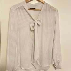 Blus från Stockhlm  - Jättefin blus från märket Stockhlm, knappt använd , inga fläckar! Har fina silverdetaljer vid ärmen (se bild). Storlek 40 men passar även 36/38. Priset går att diskutera 