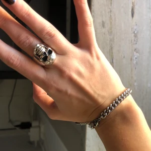 Ring - Ring med döskalle. Rostat litegrann men ändå fin💕BUD: 130kr KÖP DIREKT FÖR 150kr ikl frakt