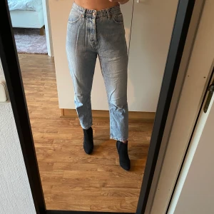 Mom jeans Stradivarius strl 36 - Tre år gamla jeans köpta i Barcelona, lite stora i storleken, bra skick. Jag är 165 lång!👖💙