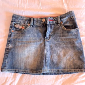 Jeanskjol Diesel - Intressekoll på denna balla jeanskjolen från märkwt Diesel med en asnajs 2000’s vibe!