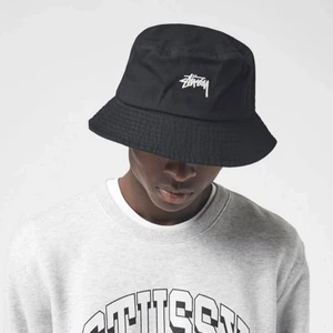 Intressekoll på Stussy buckethat - Intressekoll på denna feta Stussy buckethat. Den kommer tyvärr inte till så stor användning. Har använt endast ett fåtal gånger så den är i väldigt bra skick. Skriv för fler bilder:)) Frakt ingår. ORGINAL PRIS: 660kr 
