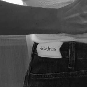 Jeans från Acne med fransade byxslut  🐋