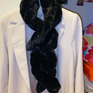 Halsduk  - Fick denna halsduk som födelsedagspresent och i och med att jag inte alls använder halsdukar beslöt jag att sälja denna. Den sticks inte, materialet är väldigt mjukt och skönt så att det verkligen värmer om halsen. Den är formad på ett annorlunda sätt vilket gör den unik:)