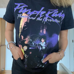 T-shirt från Istay - Najs t-shirt köpt på Carlings! Säljer då den inte är min stil riktigt. Frakt ingår inte i priset.