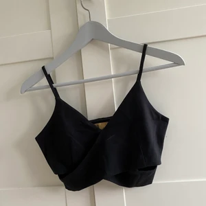 Partytopp - Svart festligare topp från HM, strlk 38 men passar xs-m. Använd 1 gång (på bilden) så i princip helt ny