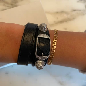 Balenciaga armband  - Balenciaga armband köpt på Nathalie Schuterman, säljer eftersom jag endast använder guldsmycken. Kommer med låda. 💘🥰 