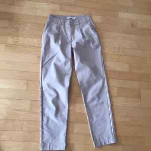 Kostymbyxor från Nakd  - Riktigt fina kostymbyxor men passar tyvärr inte mig❤️ knappt använda🥰 bra sick inga slitningar slutar vid ankeln☺️