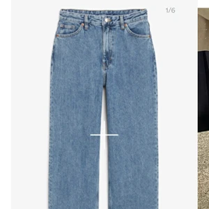 Taiki Jeans - Klassiska straight leg taiki jeans från Monki i bra skick, originalpris 400.