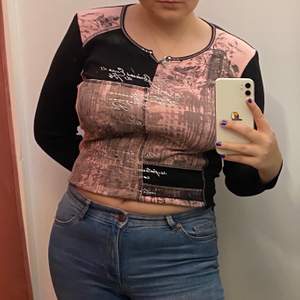 Säljer denna coola långärmade tröjan med rosa tryck!✨ Det är en liten slits uppe vid halsen kantad av platta nitar!Skulle säga att det är en Small/ Medium💕  kom med bud från 80kr💫  Köpare står för frakt