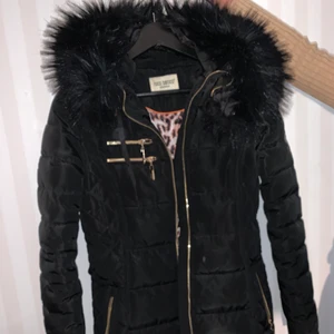 Roco baroco jacka - Roco baroco vinterjacka med svart fake päls orginalpris 1600kr