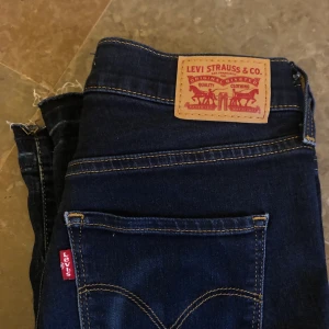 Levis 315 - Levis 315 shaping bootcut jeans, är lite långa på mig som är 166 ( har sprättat upp sömmen längst ner ) passar som en midrise/ lowrise ❤️❤️ köpta för runt 900kr i New york