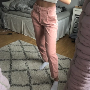 Rosa byxor - Jättefina rosa byxor. Säljer då de inte kommer till användning. Bra skick då de aldrig är använda. Köparen står för frakten💗