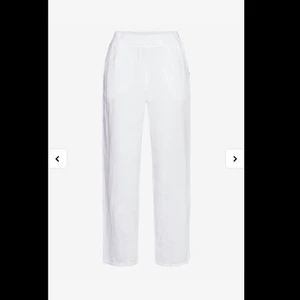 Linnebyxor  - Lapp kvar. Oanvända. Original Pris står på bild 2. Storlek 40. Men passar mer 38. Sista bilden är hur dom sitter på mig. Är 170 för referens. Lik esprit byxorna i modellen men dessa är dyrare 
