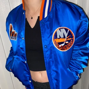 Vintage Varsity Jacka  - Säljer denna supersnygga och unika varsity jackan, köp second hand. Fint skick! ⭐️  buda! Köparen står för frakten 💓