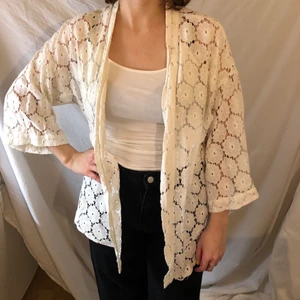 Kimono kaftan med blommor - En vit kimono kaftan med vita blommor i tyget. Frakt tillkommer på 50 kronor.
