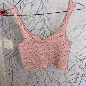 Topp - Icke använd blommig rosa topp, helt ny och prislapp sitter kvar, köpt från Australien!