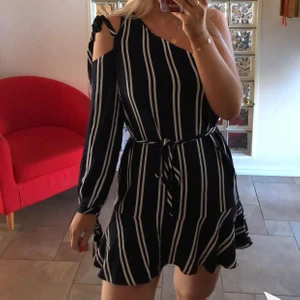 Klänning från zara  - Sommarklänning från zara i Strl M. Använd ett fåtal gånger men är i mycket gott skick.
